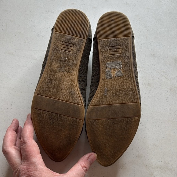 Toms Jutti Tarmac Olive Suede Chevron Embossed Size 8 - Picture 9 of 9